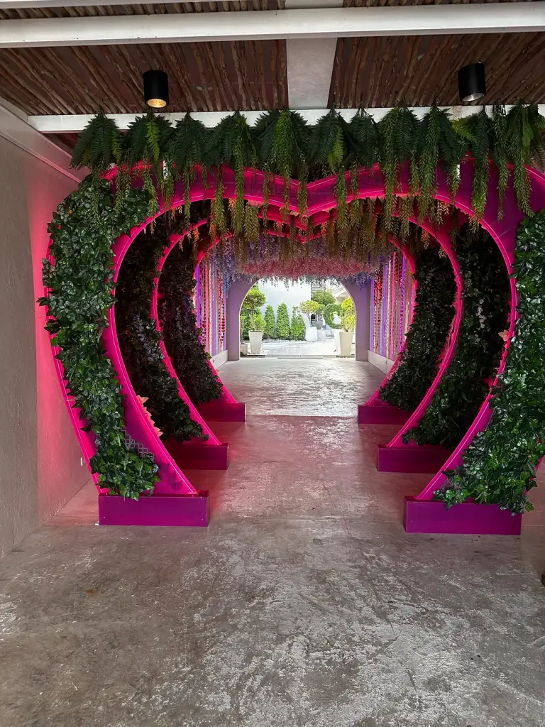 Der Herzchentunnel am Eingang - Love Beach Club & Resort, Koh Samui