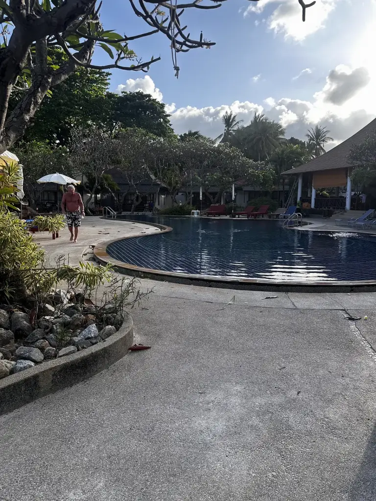 Der Pool zwischen den Bäumen - Malibu Beach Resort, Koh Samui