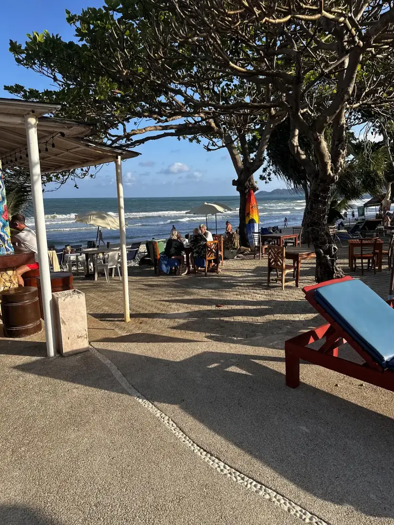 Der Sitzbereich mit Blick auf den Strand - Malibu Beach Resort, Koh Samui