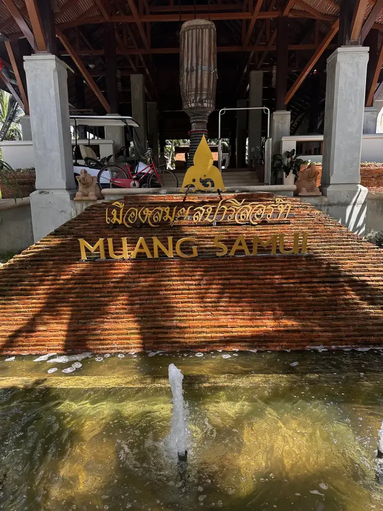 Das Schild und der Brunnen am Eingang - Muang Samui Spa Resort, Koh Samui