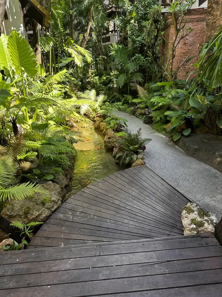 Der Holzsteg im Garten - Muang Samui Spa Resort, Koh Samui
