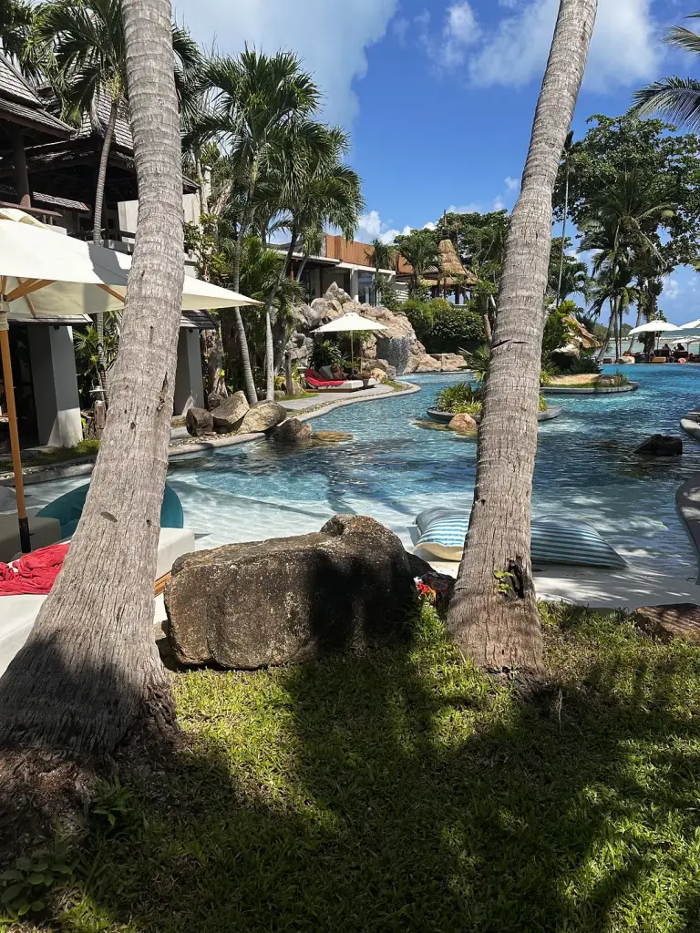 Der Pool zwischen Felsen und Bäumen - Muang Samui Spa Resort, Koh Samui