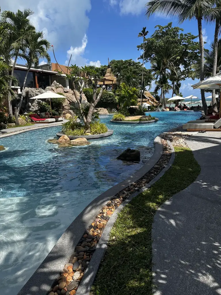 Der Pool mit dem Strand dahinter - Muang Samui Spa Resort, Koh Samui