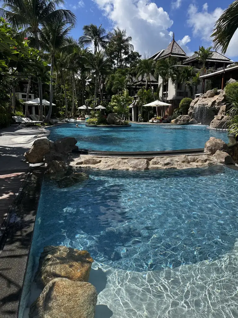 Der Pool mit den Wasserfällen - Muang Samui Spa Resort, Koh Samui