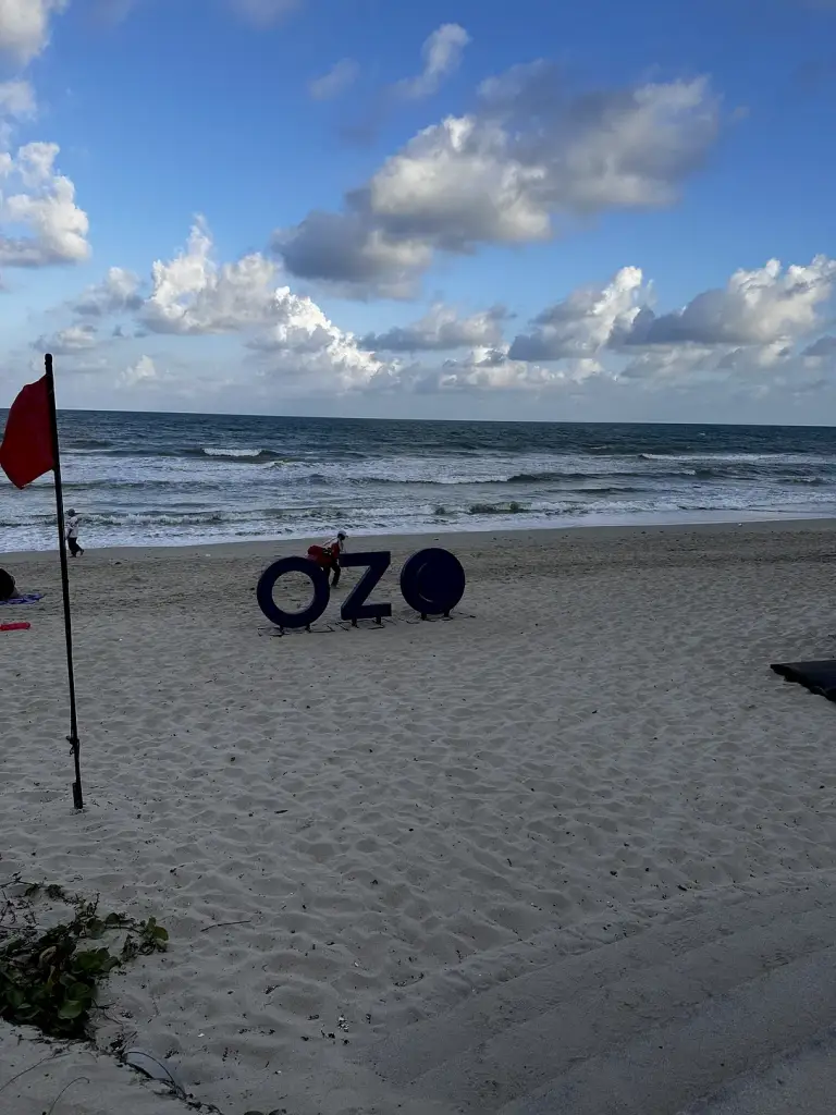 Le panneau OZO sur la plage de l'OZO Chaweng Samui