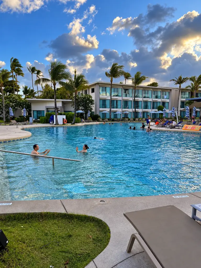 La piscine de l'OZO Chaweng entre les bâtiments des chambres