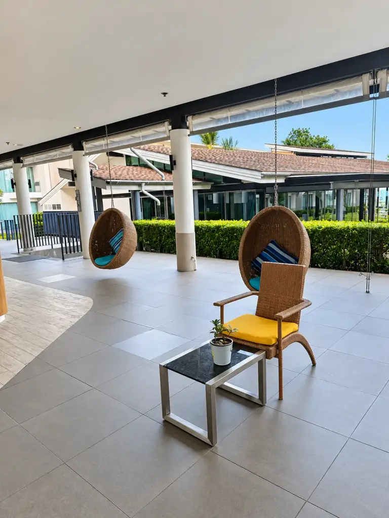 Fauteuils œufs suspendus dans le lobby de l'OZO Chaweng