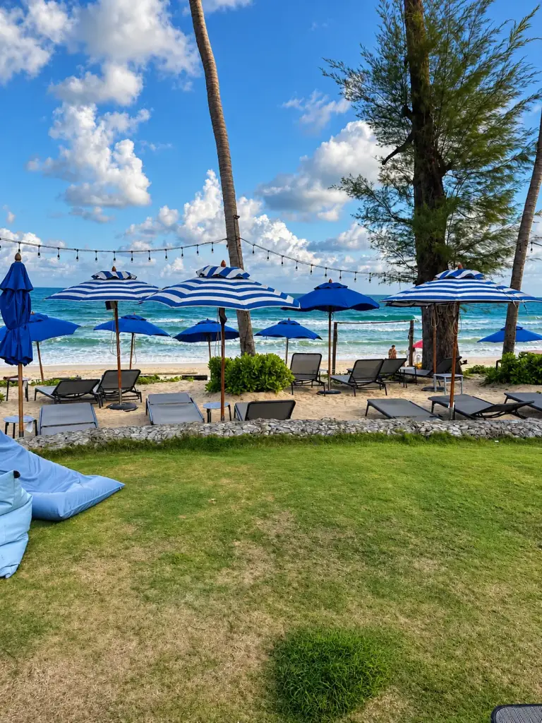 Parasols bleus et blancs sur la plage devant l'OZO Chaweng