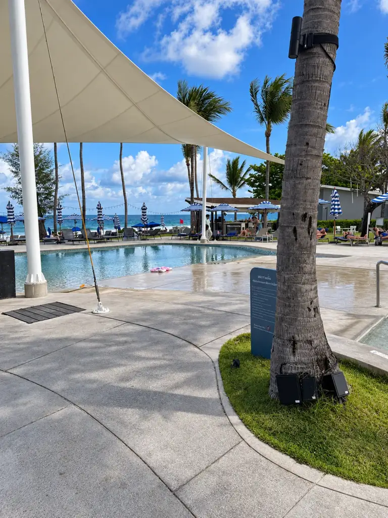 La piscine de l'OZO Chaweng, un parasol et des palmiers