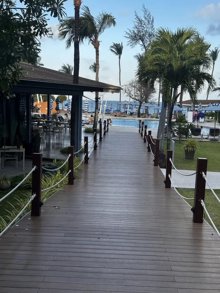 La passerelle en bois menant à la plage à l'OZO Chaweng Samui