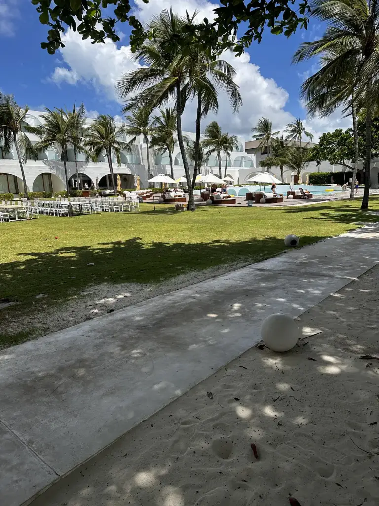 L'allée entre les bâtiments blancs - SALA Samui Chaweng, Koh Samui