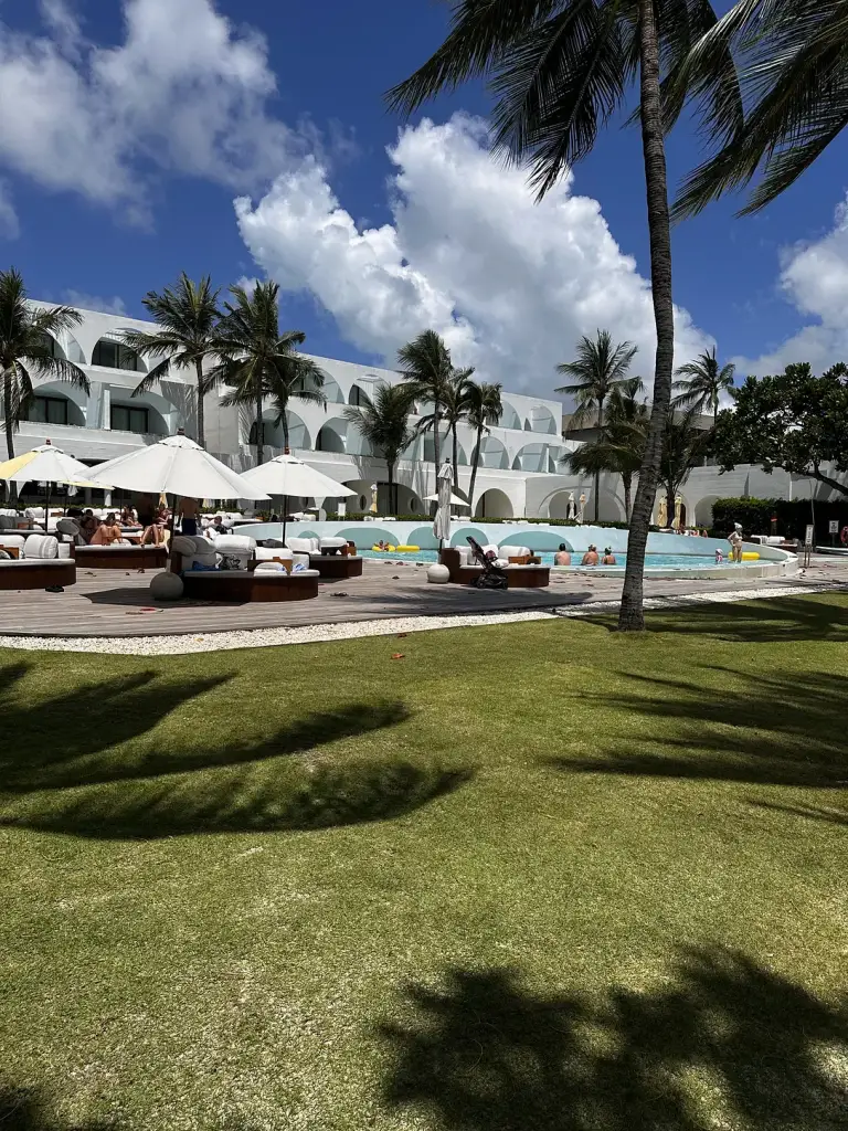 La pelouse et la piscine - SALA Samui Chaweng, Koh Samui
