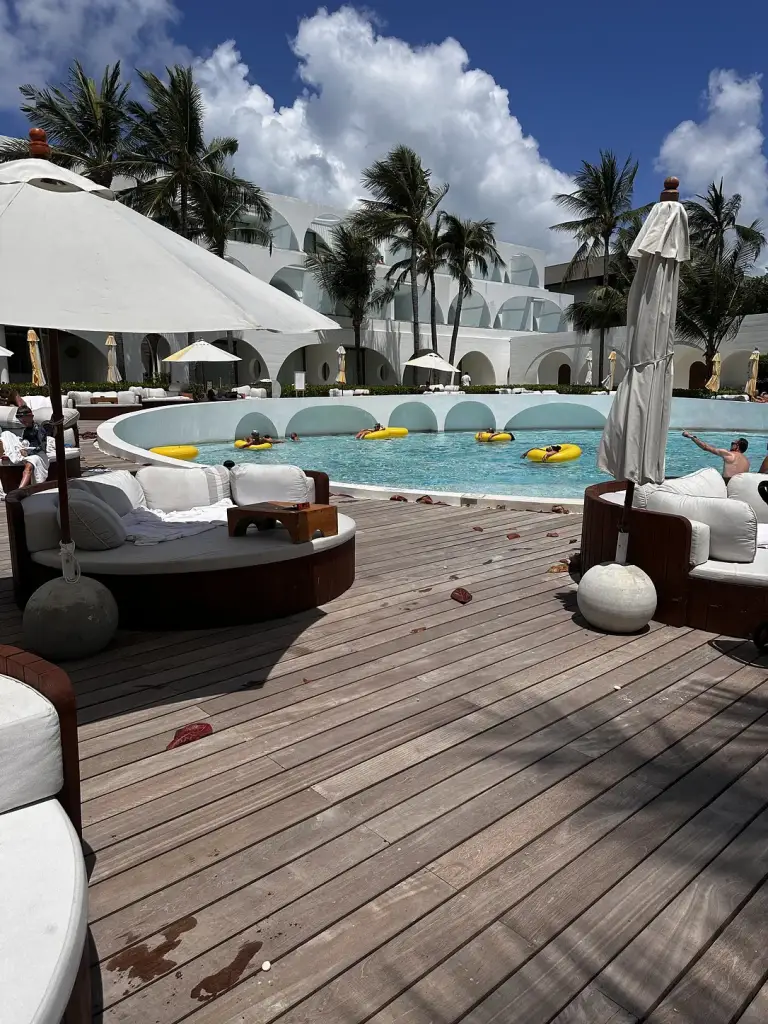La terrasse et les transats autour de la piscine - SALA Samui Chaweng, Koh Samui
