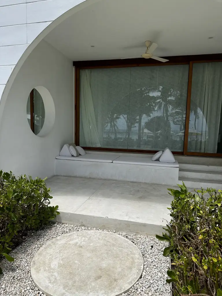 Une façade de chambre avec une fenêtre ronde - SALA Samui Chaweng, Koh Samui