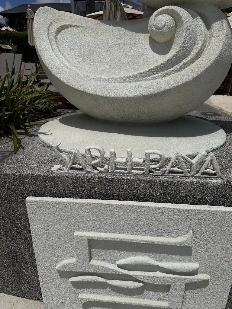 The sculpture with the hotel's name - Sareeraya Villas & Suites, Koh Samui