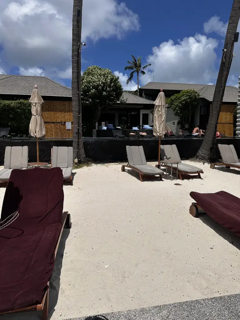 The pool and the sun loungers - Sareeraya Villas & Suites, Koh Samui