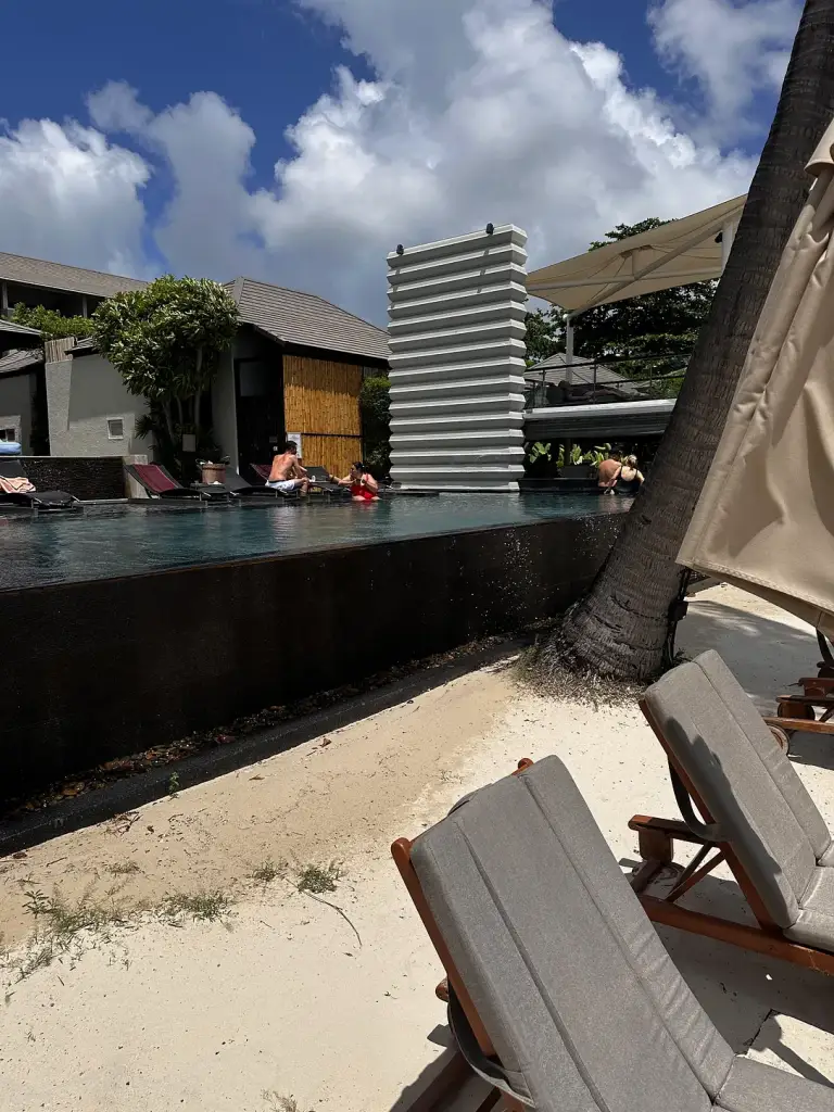 The pool edge facing the sea - Sareeraya Villas & Suites, Koh Samui