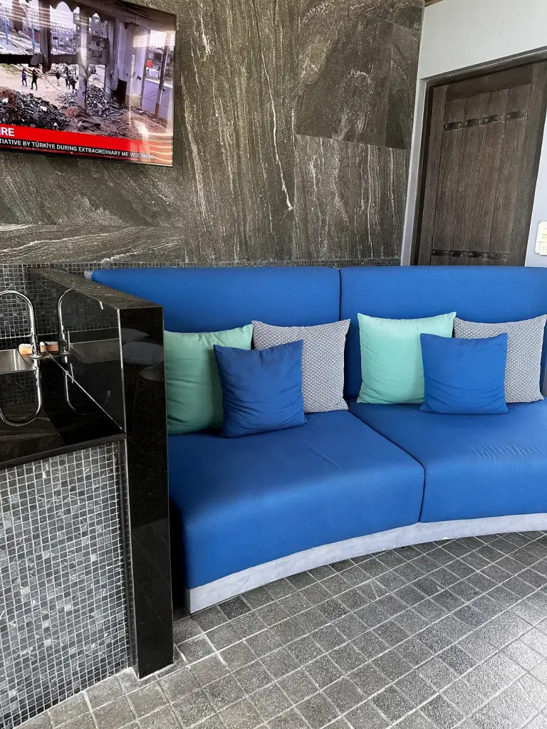 A seating area in the lobby - Sareeraya Villas & Suites, Koh Samui