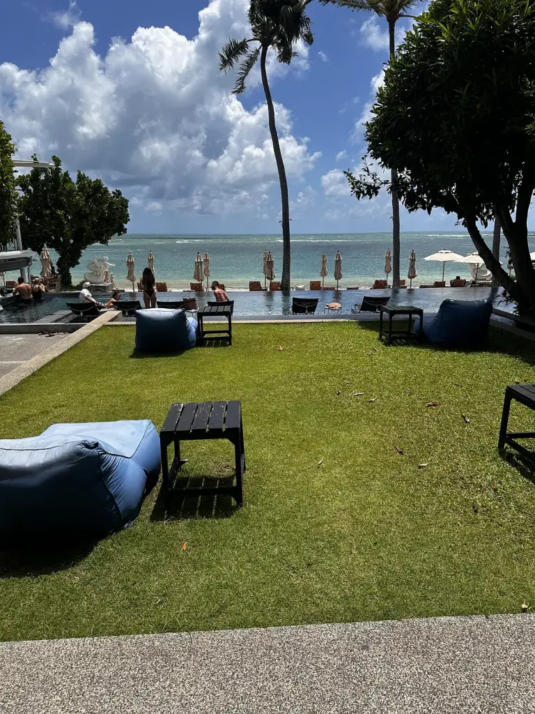 The lawn facing the sea - Sareeraya Villas & Suites, Koh Samui