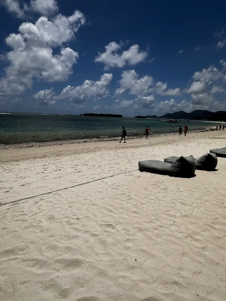 The beach in front of the hotel - Sareeraya Villas & Suites, Koh Samui