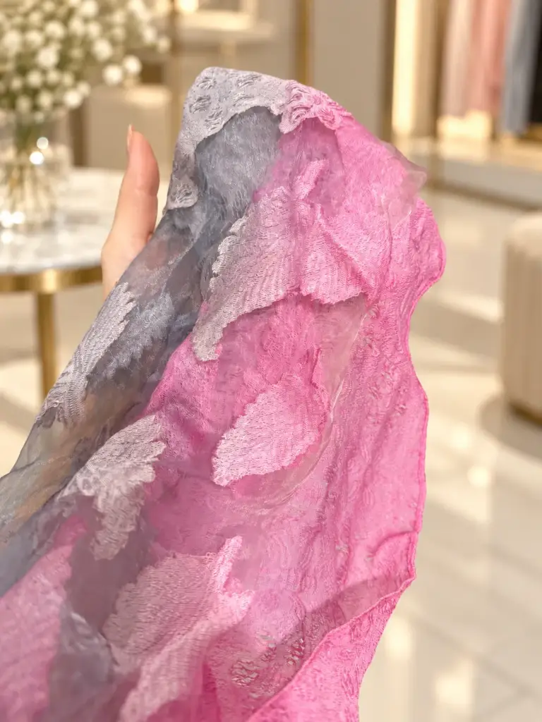 הצעיף הרקום בוורוד ואפור מ-Boutique Asia מקרוב