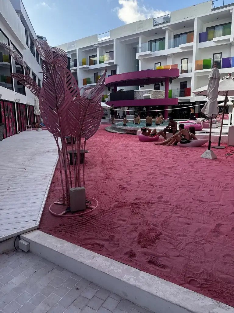 החצר הוורודה והבניין הצבעוני - Socialtel Koh Samui, קוסמוי