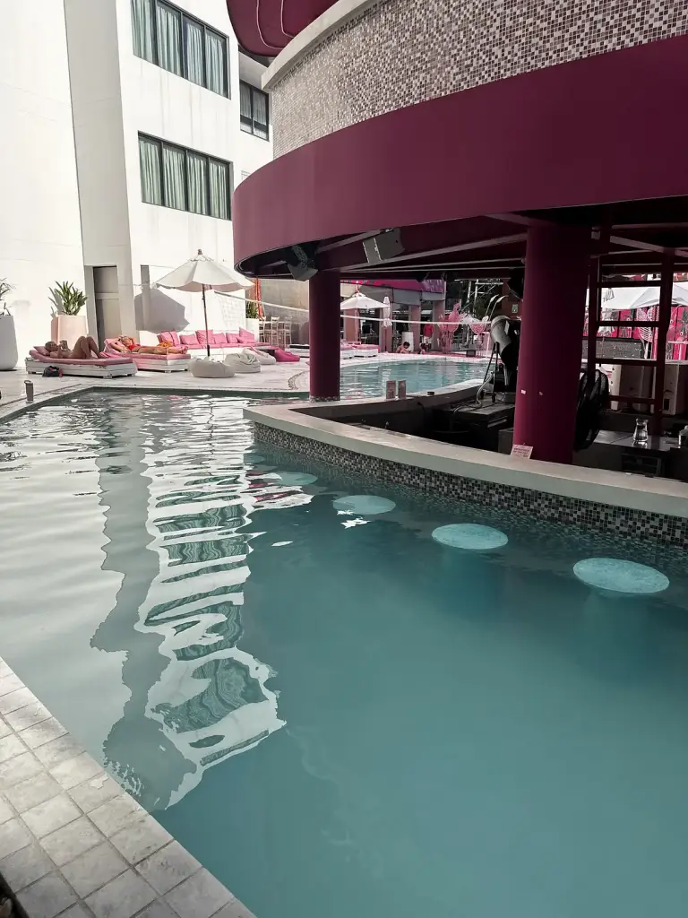 הבר בתוך הבריכה - Socialtel Koh Samui, קוסמוי