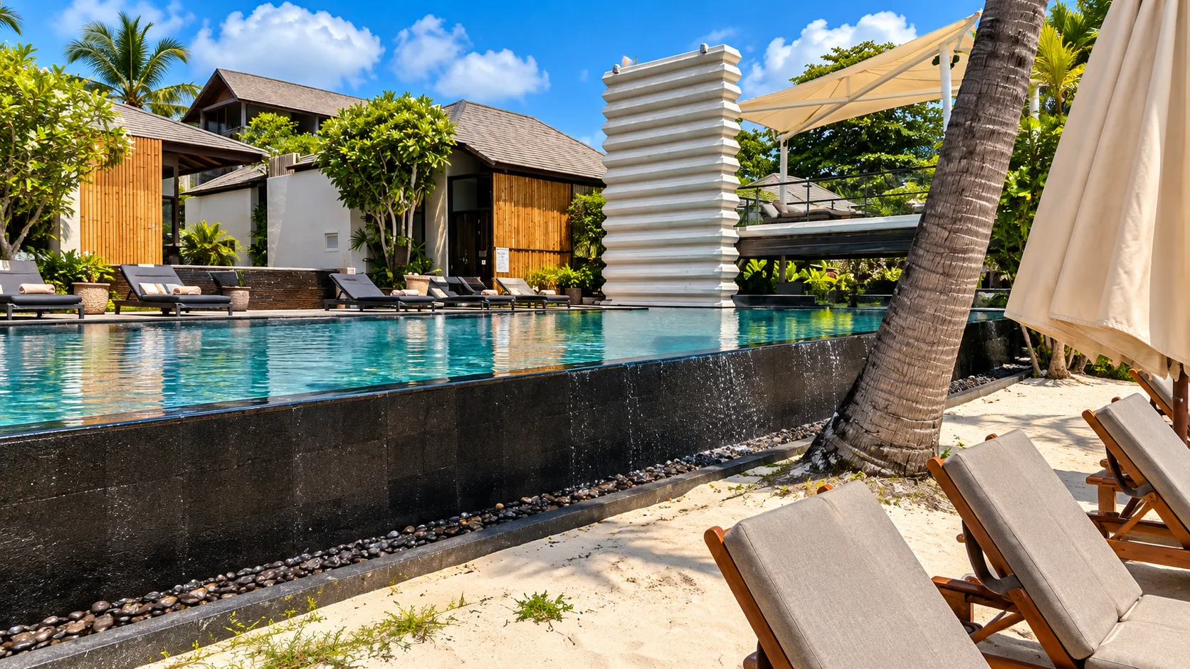 Sareeraya Villas & Suites - the infinity pool on the sand