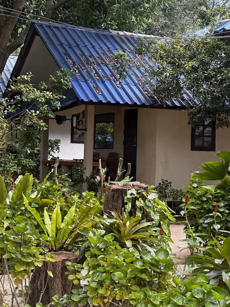 Bungalow mit blauem Dach und Balkon im SB Cabana, Koh Tao