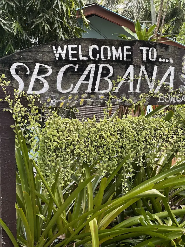 Willkommensschild des SB Cabana im Grünen, Sairee Beach