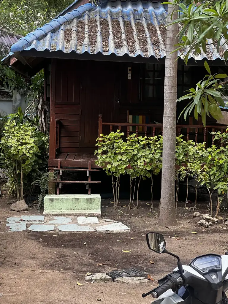 Ein einfacher Holzbungalow im SB Cabana in Sairee