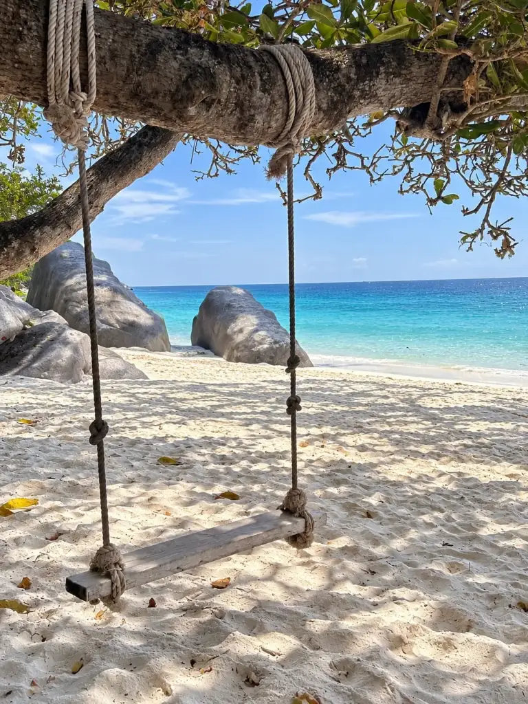 Schaukel unter einem Baum am weißen Strand auf den Similans