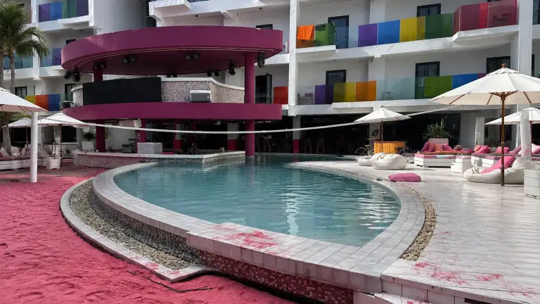 Socialtel Koh Samui - la piscine et le sable rose