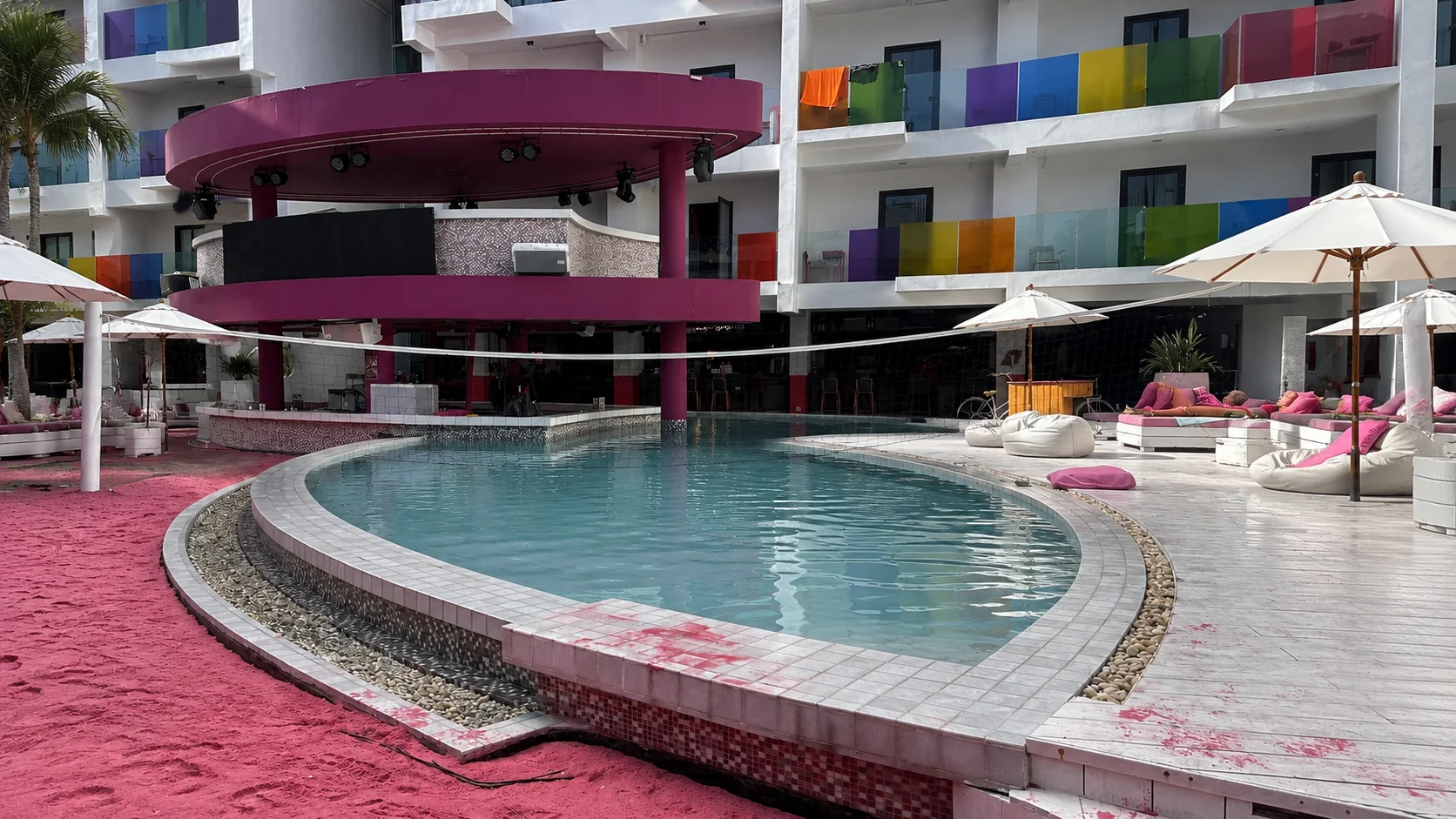 Socialtel Koh Samui - הבריכה והחול הוורוד