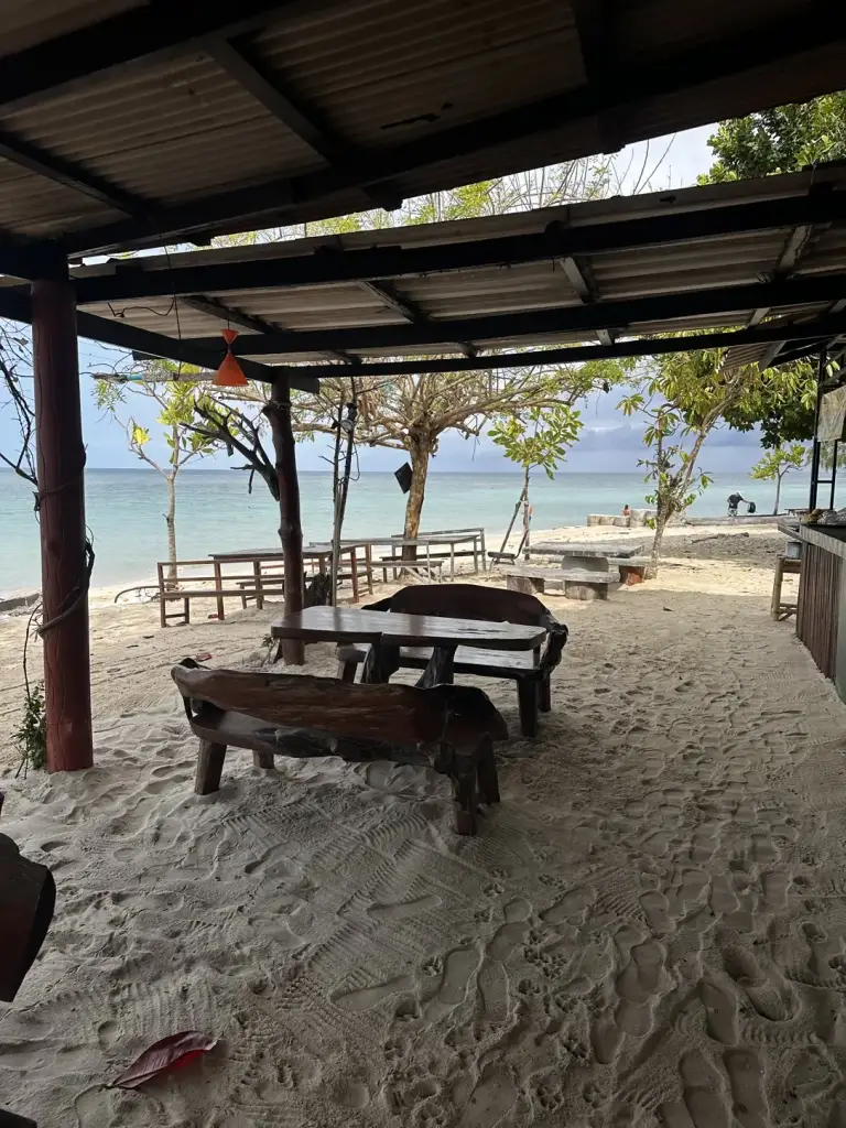 Tische einer Strandbar im Sand am Srithanu Beach, Koh Phangan
