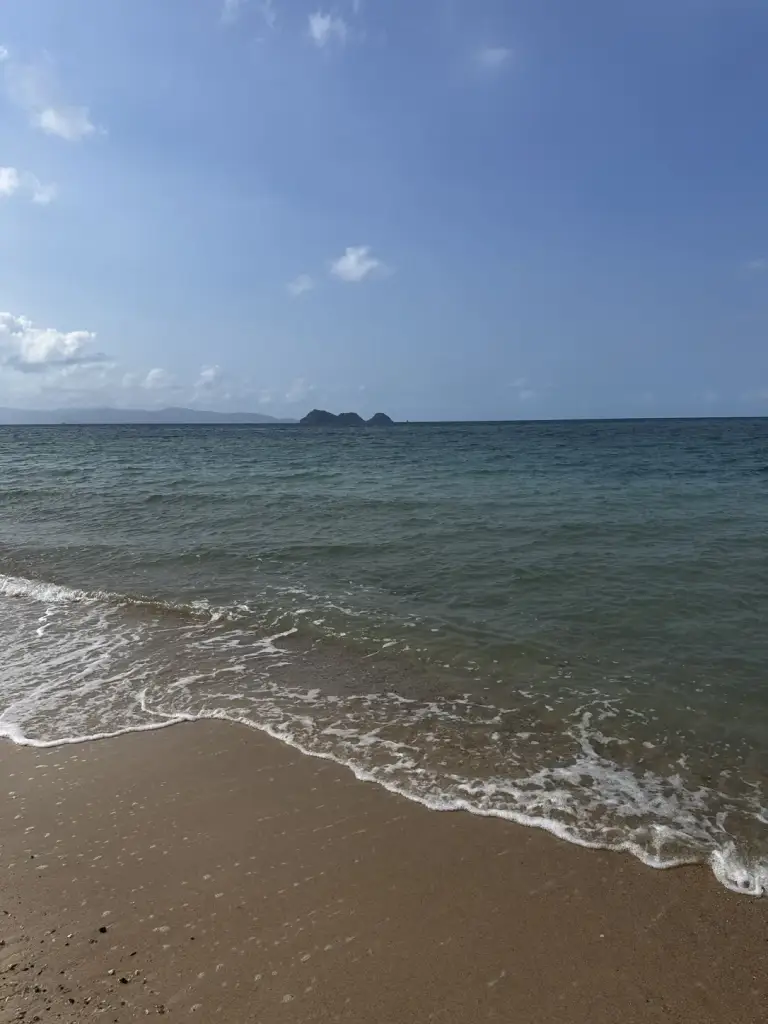 Srithanu Beach bei Ebbe, das Meer zurückgezogen und kleine Inseln am Horizont