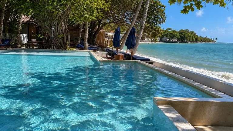 The Briza Beach Resort - la piscine au bord de l'eau