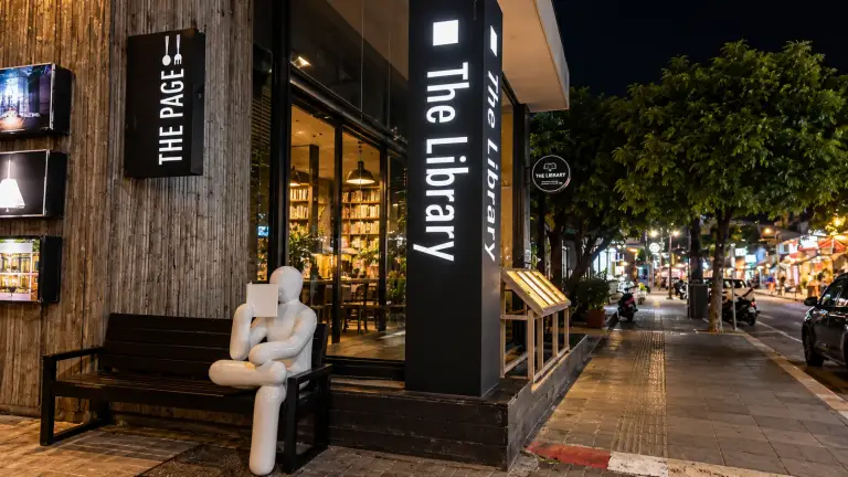 The Library Koh Samui - l'entrée depuis la rue principale de Chaweng le soir