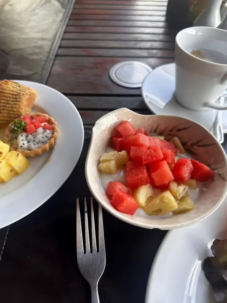 Frisches Obst beim Frühstück im The Sarann
