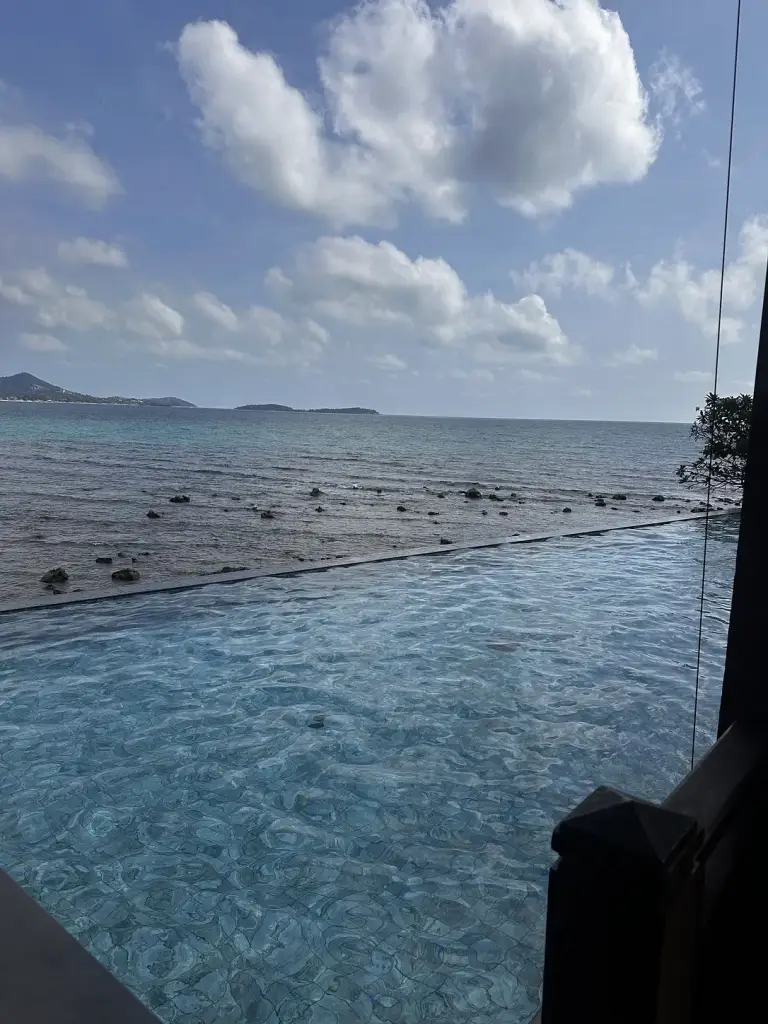 Der Rand des Infinity-Pools und das Meer im The Sarann