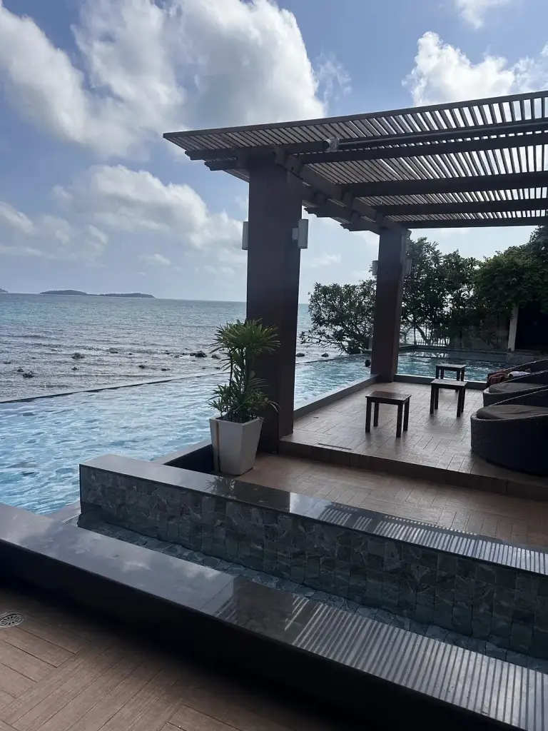 Der Pool und die Pergola am Restaurant des The Sarann