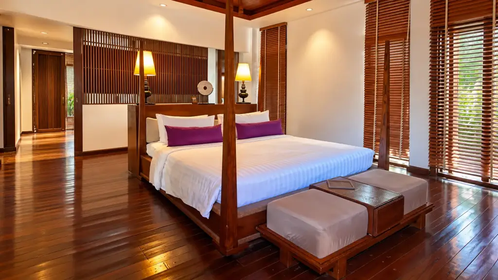 Das Schlafzimmer der Villa im The Sarann mit thailändischem Himmelbett aus Holz, Chaweng Noi, Koh Samui