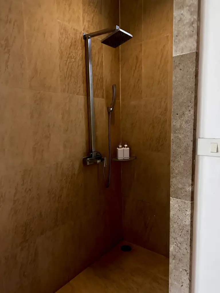 Die Dusche der Villa im The Sarann mit Steinwänden