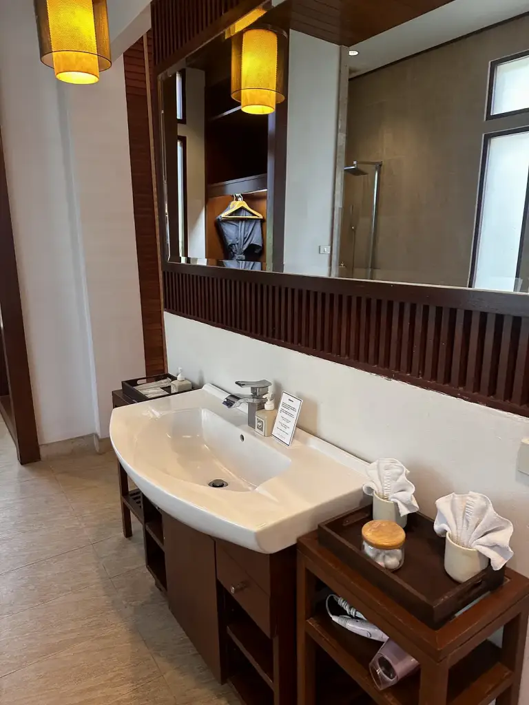Waschbecken und Spiegel im Bad der Villa im The Sarann