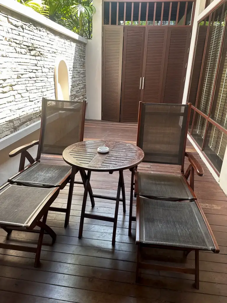 Die private Terrasse der Villa im The Sarann