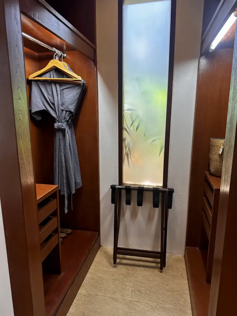 Der Kleiderschrank mit Bademantel und Kofferablage in der Villa im The Sarann