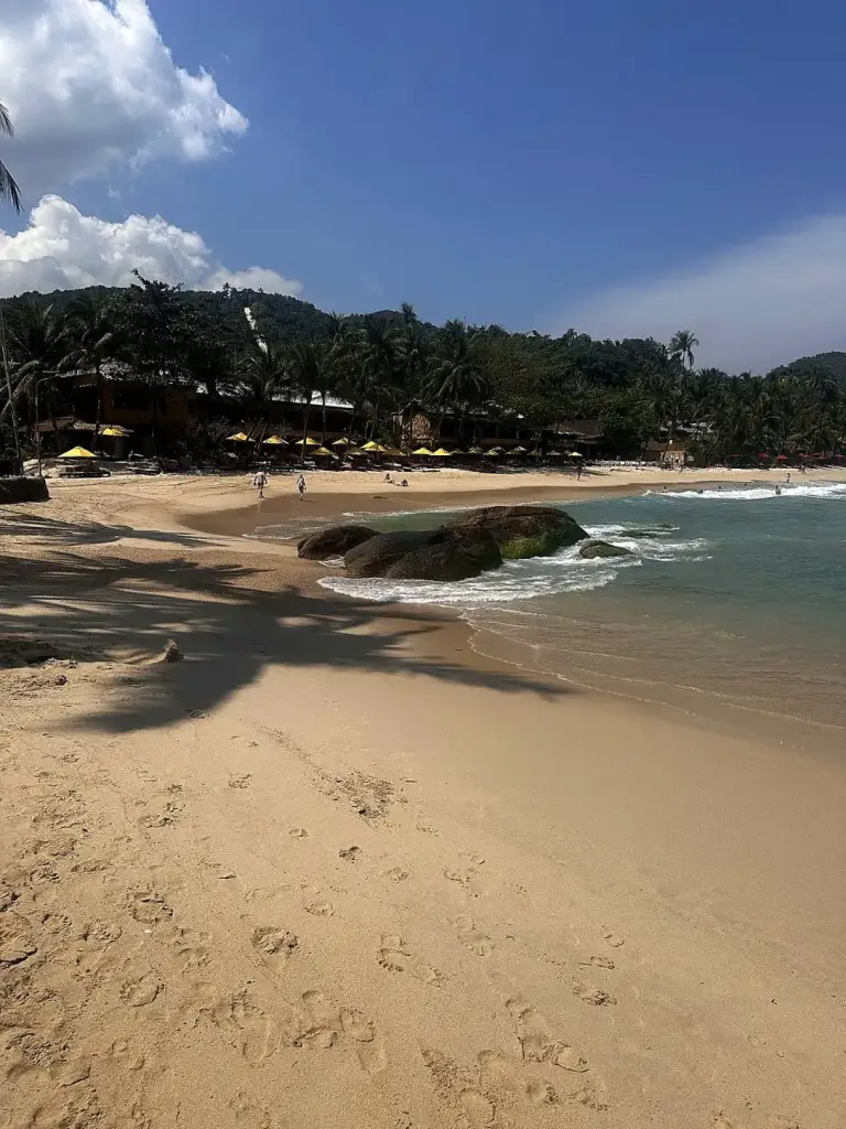 Der Sandstreifen von Thong Nai Pan Noi und die grünen Hügel rund um die Bucht