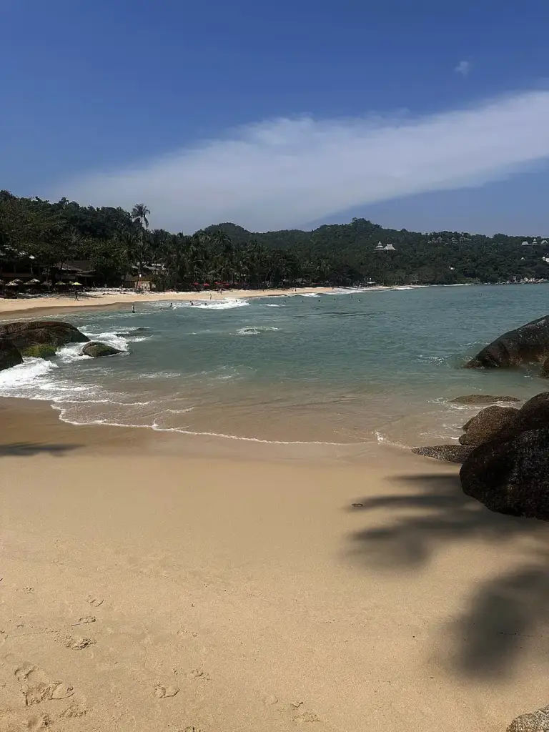 Thong Nai Pan Noi beach, pale sand, rocks and turquoise water, Koh Phangan