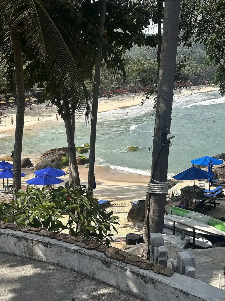 Der Strand von Thong Nai Pan Noi von oben, mit blauen Sonnenschirmen