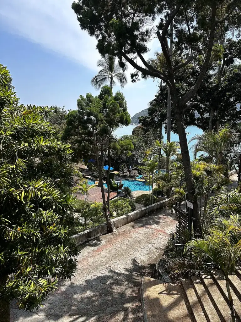 Der Gartenweg im Panviman Resort, der hinunter zum Pool und zum Meer führt